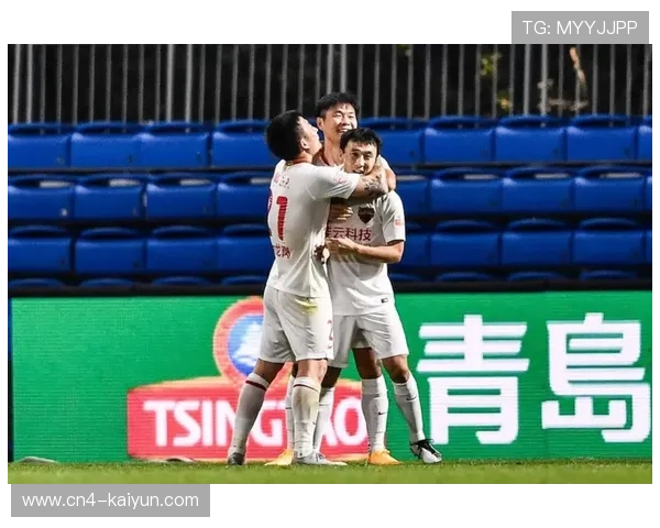 杨瀚森送闫鹏飞两记封盖,青岛主场逆转上海取关键胜利 杨瀚森送闫鹏飞两记封盖,青岛主场逆转上海取关键胜利